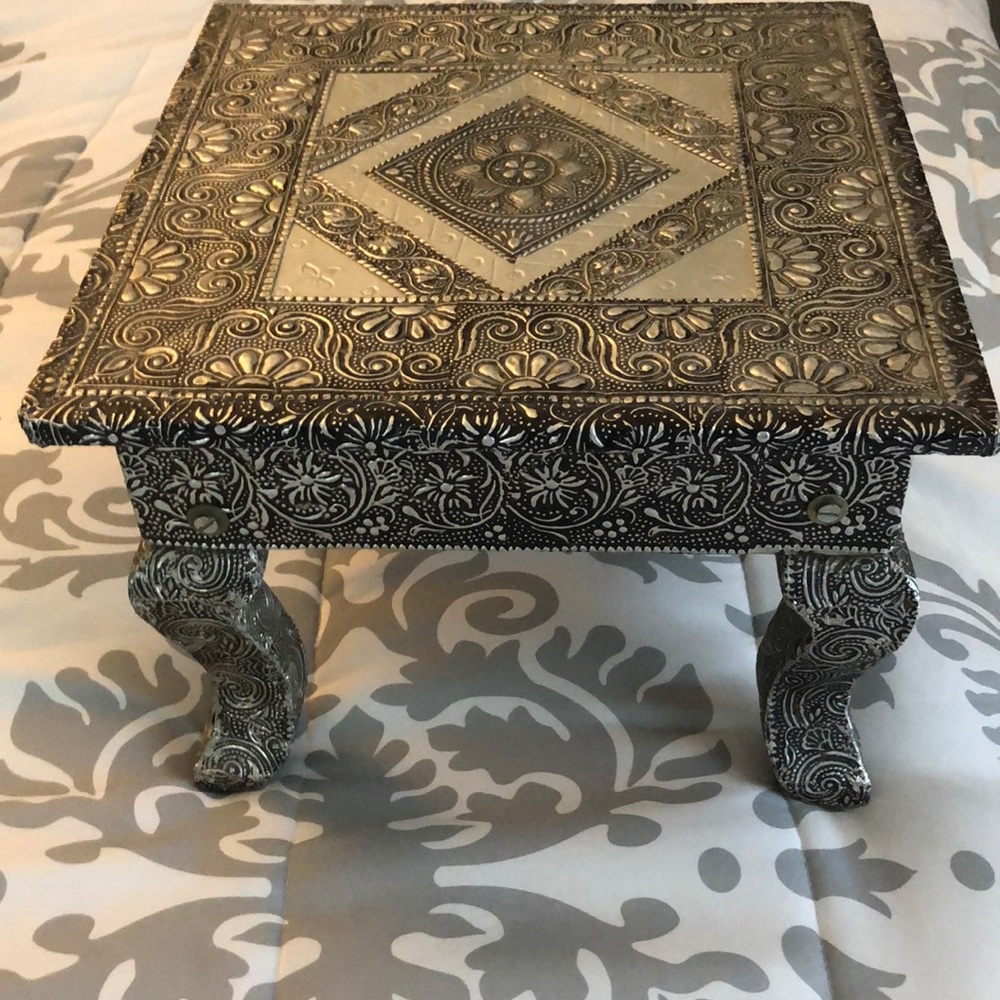 Plant stand,Decorative with a silver design.